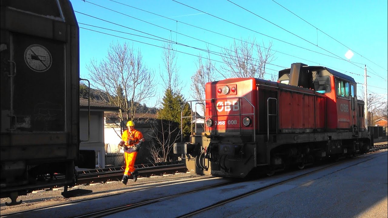 Feldkirch: Güterzug wird mit🎧👂ohrenbetäubendem Lärm bei JCL Logistics abgeholt m. ÖBB RH2068