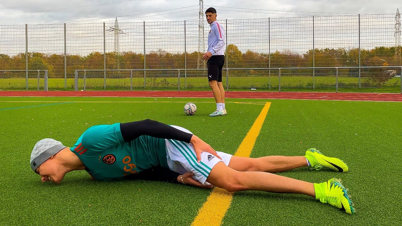 TYPEN Beim FU&szlig;BALL ⚽️ | Marocain