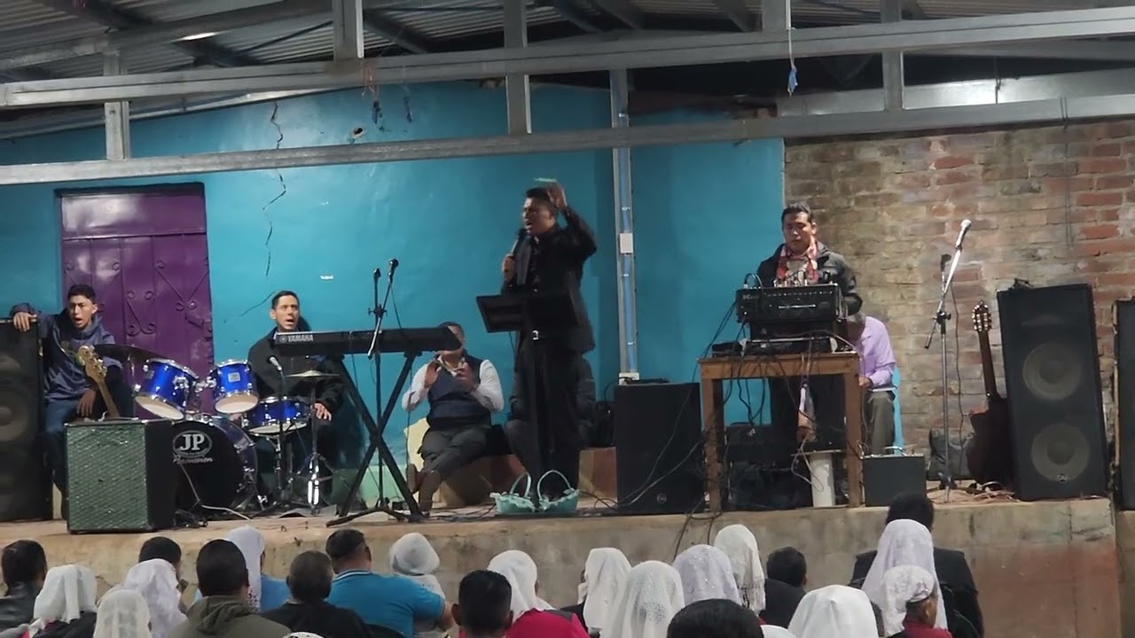 Momento de alabanza por hermano Edenilson Dueñas en evento dell valle nuevo 31 de Enero