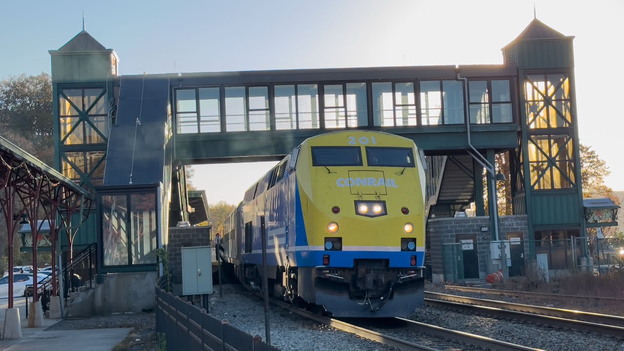 Hudson Line/Empire Corridor: Peak PM Rush P32AC-DMs at Peekskill