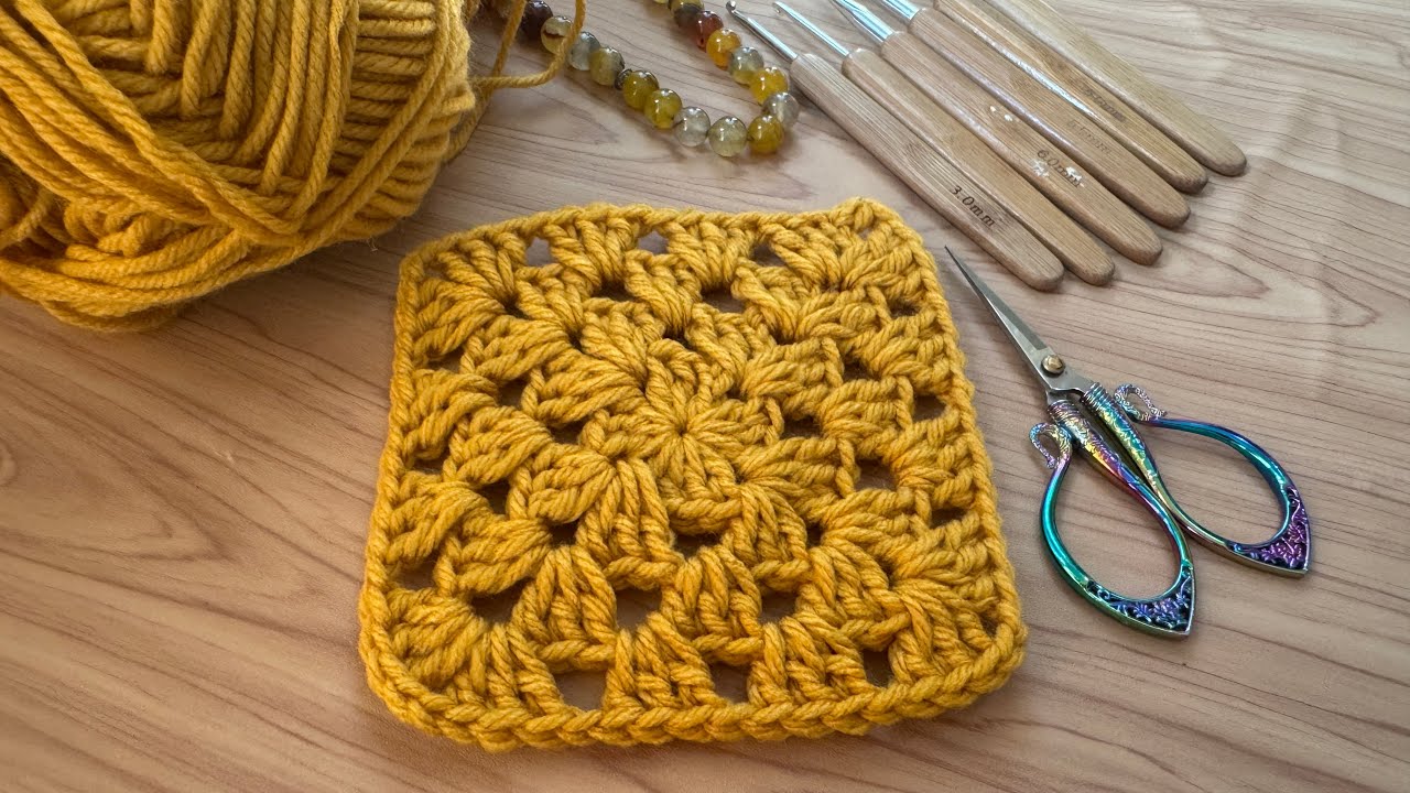 How to make Crochet Granny Square tutorial for Beginners. #crochetpattern #easycrochet 