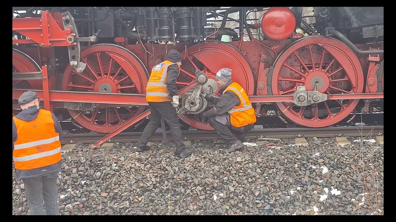 BR 52  8141-5 der Ostsächsischen Eisenbahnfreunde mit defektem  Treibstangenlager