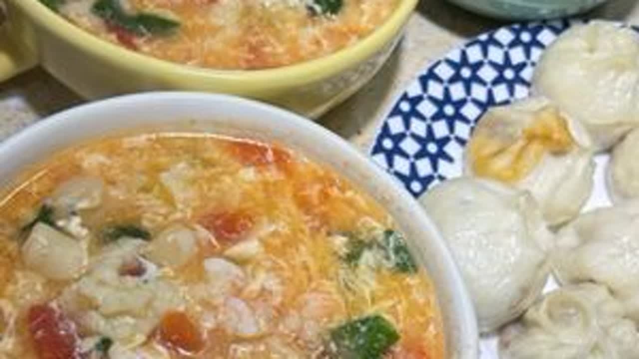家有两个高中生，陪读妈妈每天早起做饭。闺女睡前点餐，要喝西红柿疙瘩汤，这个汤爸爸拿手，必须她爸出马。有爸爸参与的早餐，一定会幸福感爆棚。#陪读妈妈 #记录真实生活 #爱生活爱美食