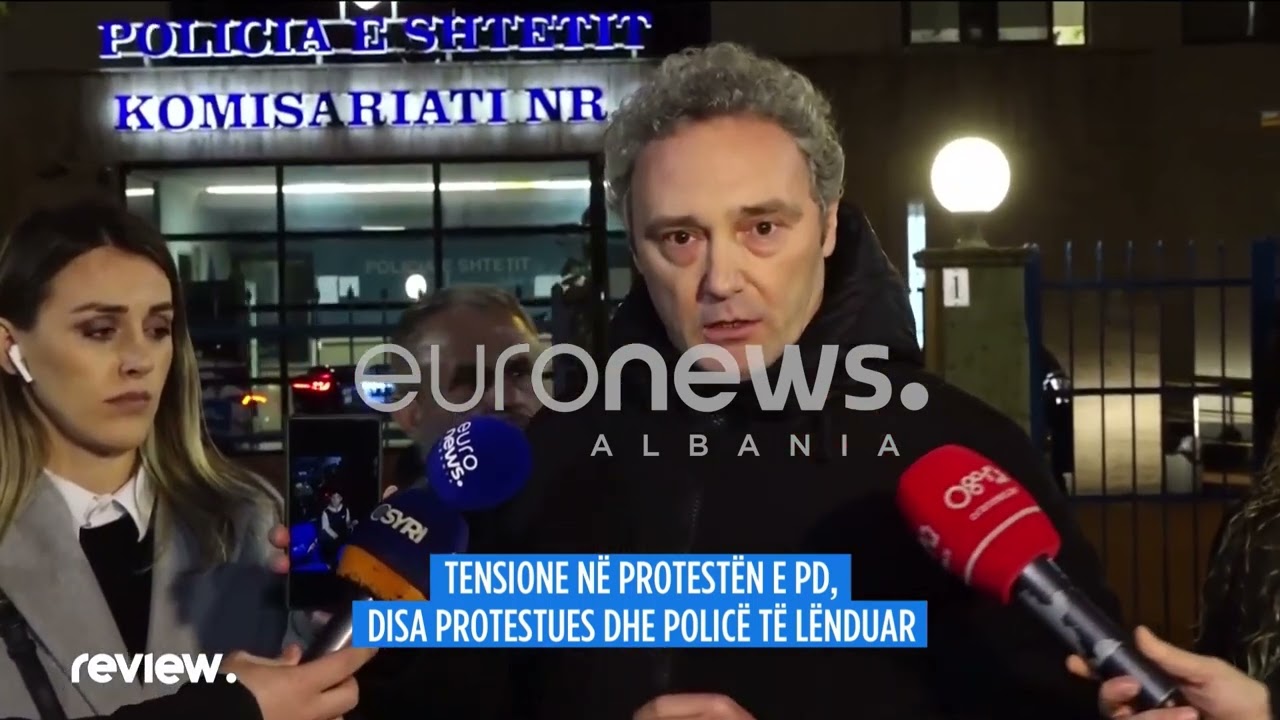 Përplasen deputetët në Komisariatin e policisë! Pamje live nga vendi ngjarjes