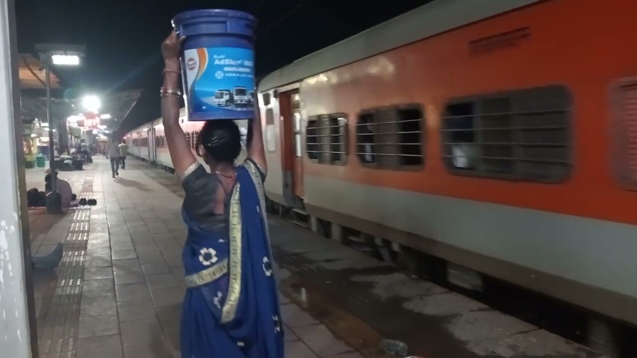 Surat railway station platform सूरत रेलवे स्टेशन प्लेटफार्म