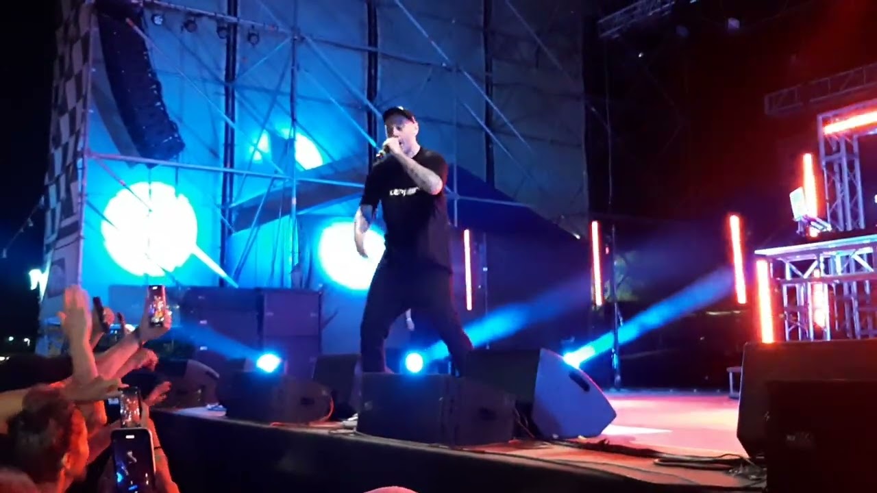 Fabri Fibra live Beky Bay Igea Marina 2022 - La Soluzione