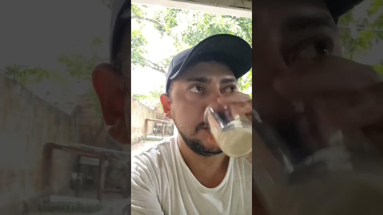 Tomando café da manhã no meu quintal, olhando a chuva 