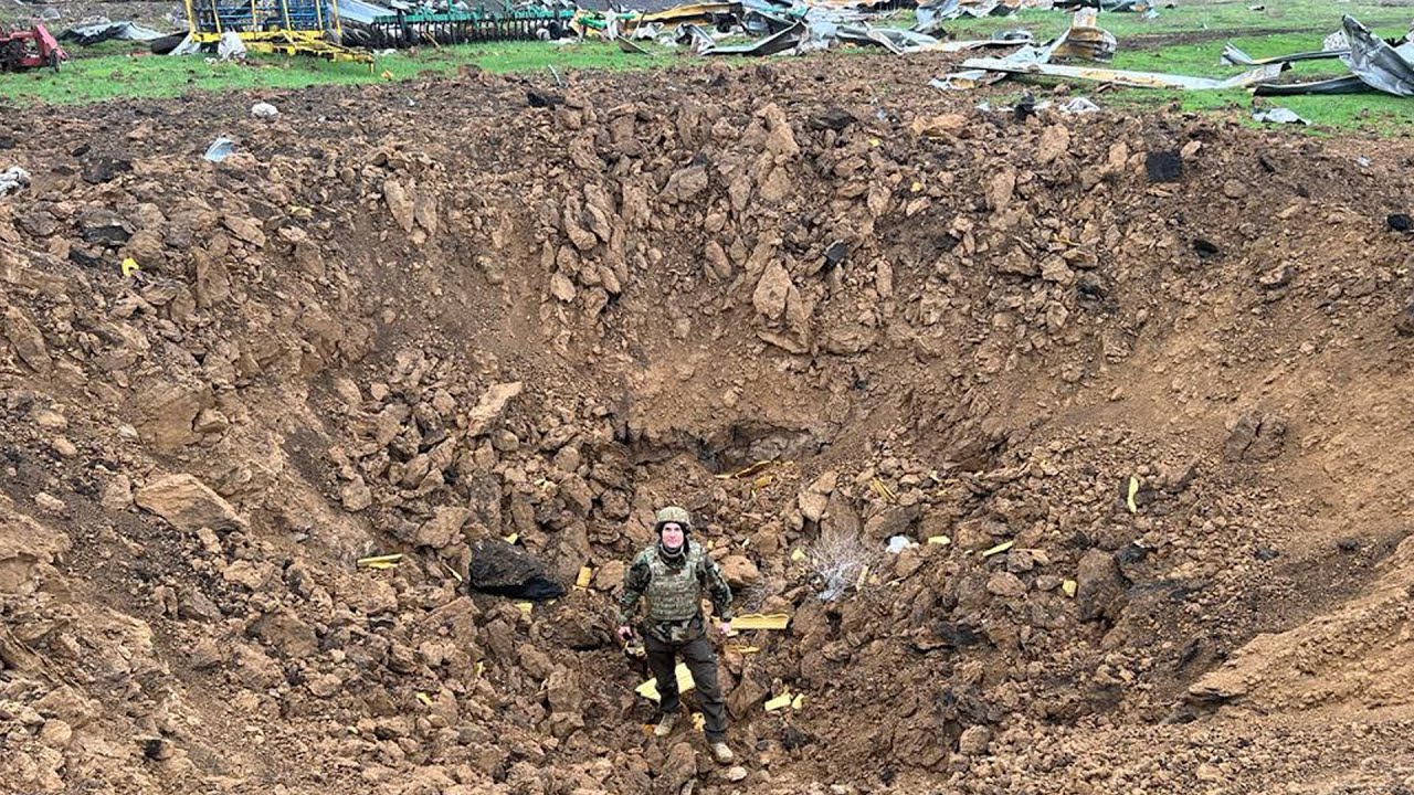 Разбомбленная школа и сельхоз предприятие в Большой Камышевахе. | Юрий Бутусов с места события