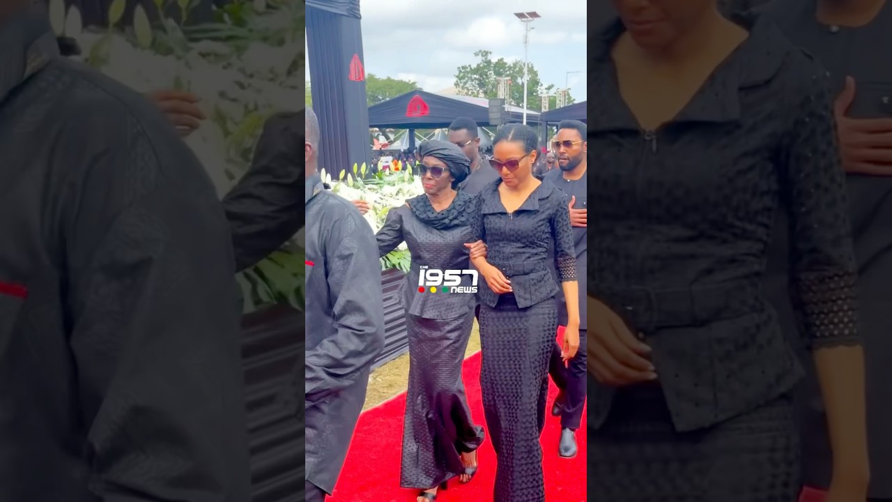 J.J. Rawlings' wife & children arrived at Menhyia to pay their last respects to AsanteHemaa👌🇬🇭👑