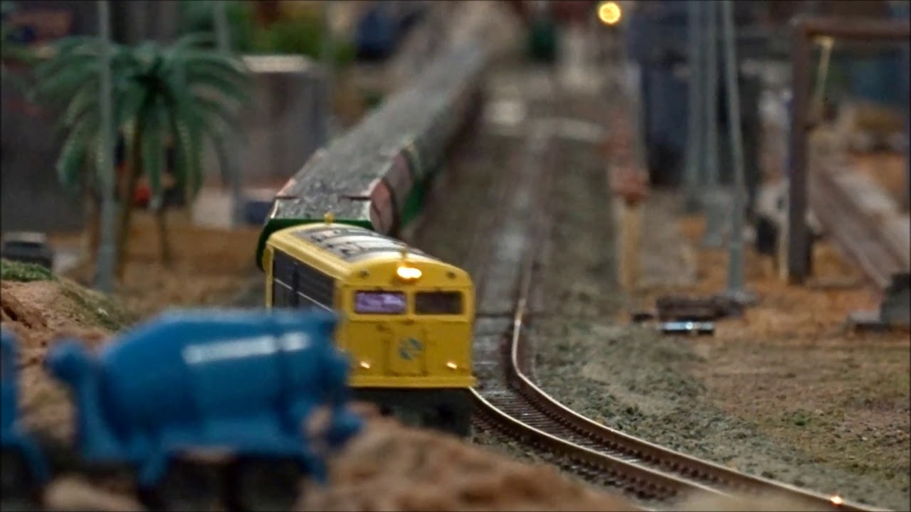 RENFE en escala N. 321 con tren de balasto.