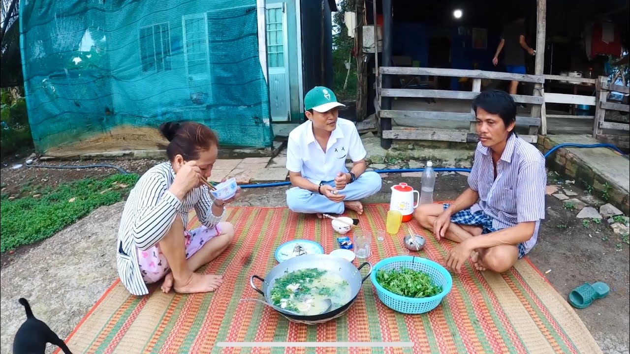 Ra Hè Hái Rau Đắng Đất Làm Nồi Cháo Cá Lòng Ấm Lòng Nhưng Ngày Mưa Đầu Mùa