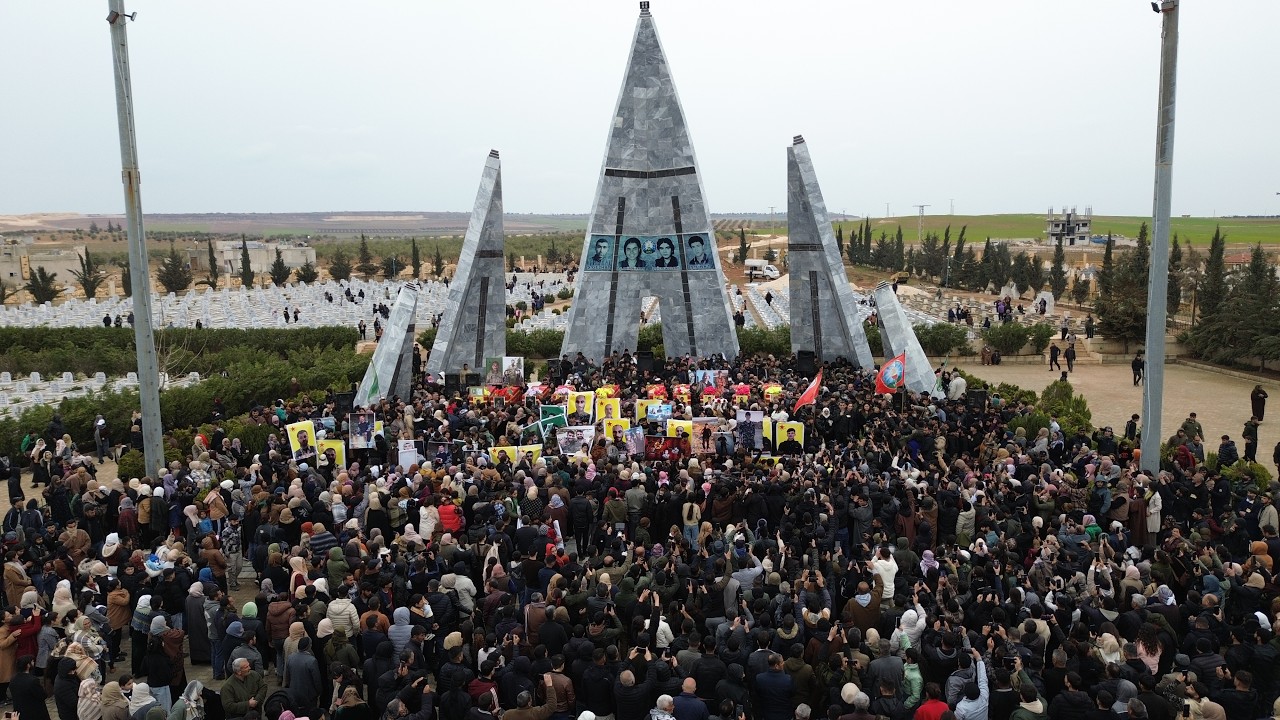 Bi merasîmeke girseyî şêniyên Kobanê 10 şehîden xwe spartin axê