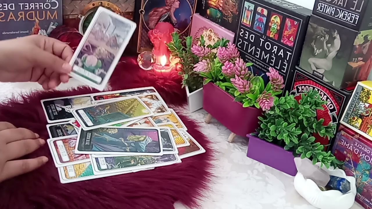 النساء يغيرون منكن😉و الحبيب جان جنونه شاكك فيك و يراقب😍صمتك و هدوءك عاملو قلق🤩