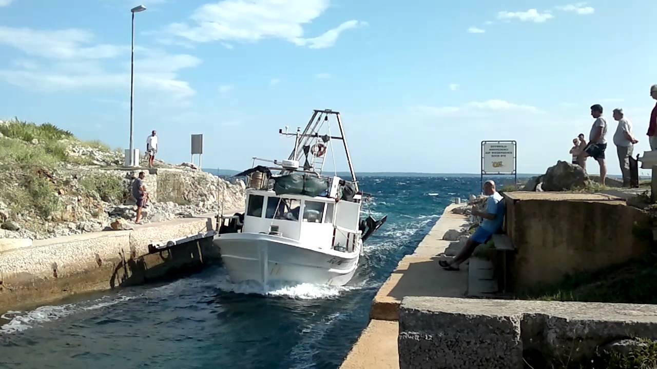 Mali Lo&scaron;inj, kanal Privlaka po buri