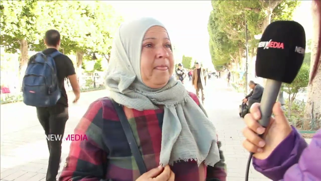 من بومهل تبكي ​😪​ تعيش على الظلمة  تطالب بتزويد دار الشعبة بالكهرباء ..تروي قصة حرق بنتها بالشمعة