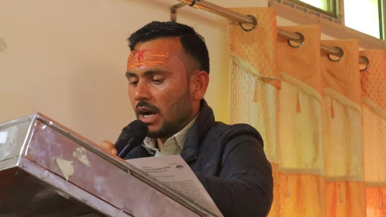 कैलाली–४ का कांग्रेस उमेदवार गोरख बहादुर विष्ट (आनन्द)को प्रतिवद्धता पत्र बाचन गर्दै सचिव विष्णु भाट
