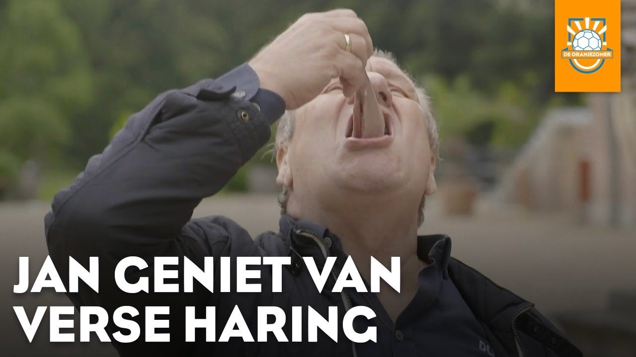 Jan geniet van verse haring: 'Ze zijn echt werelds, Johan!' | DE ORANJEZOMER