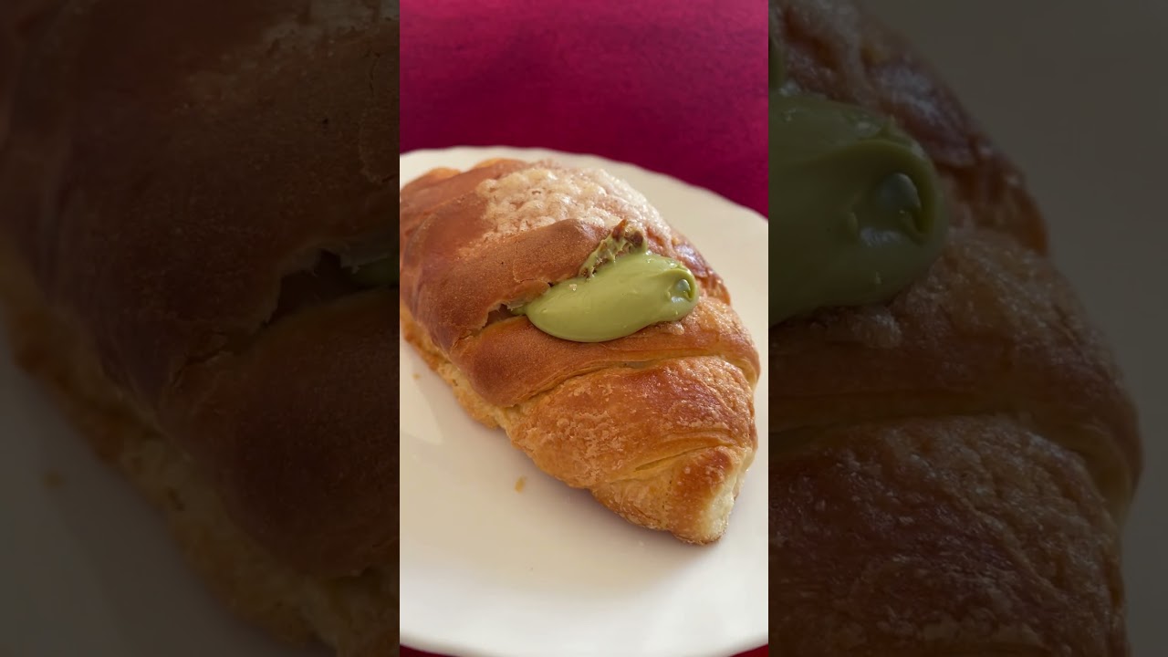 Cornetto con la crema al pistacchio😋#food#italy#italia#dolci#dolce#pistachio#crema🥐🥐🥐👌🥰❤️💚✅💚