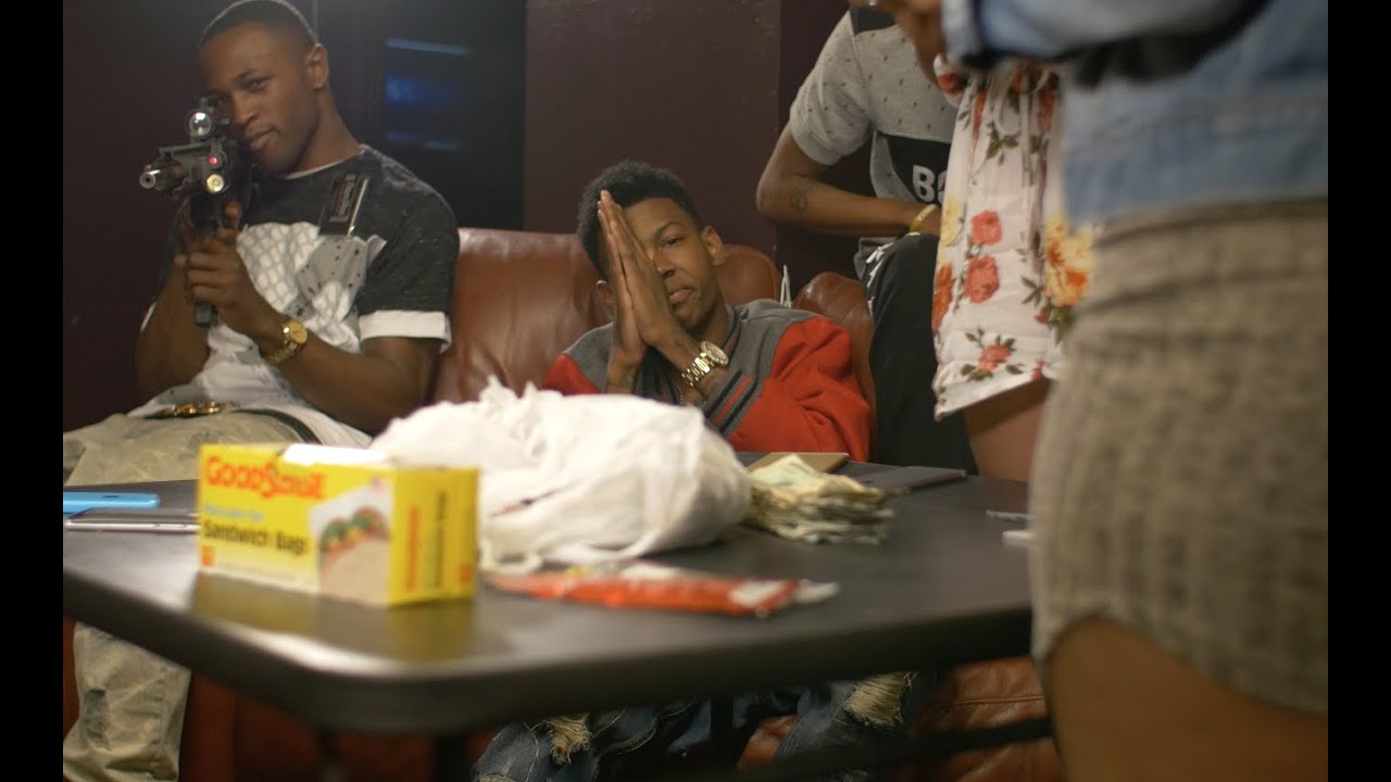Jungle Muzik Larry featuring Yung Bulldog - Eat Out Here