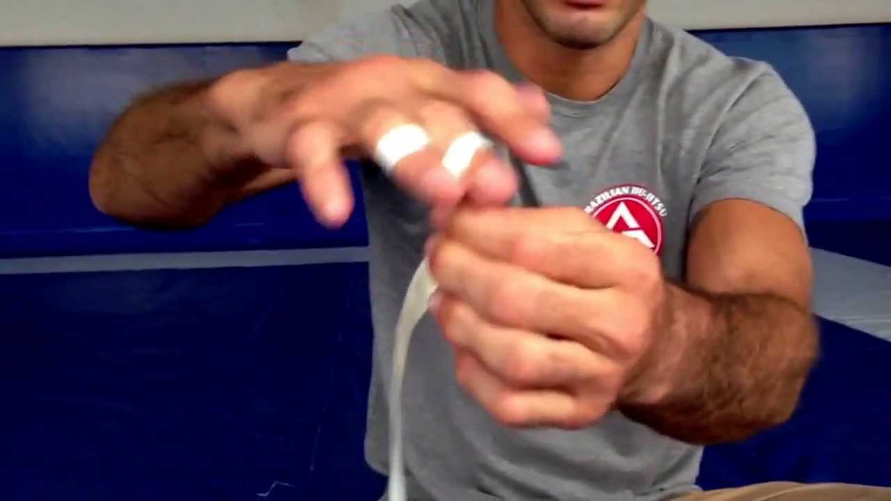 Braulio Estima ,Uma forma eficiente the manter o esparadrapo nos dedos durante interinos todo ;))