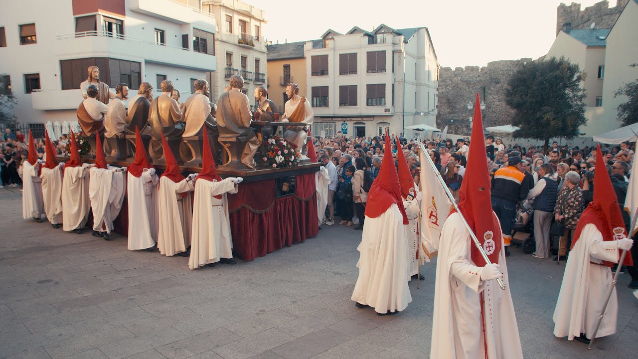 El acto del perdón fraterno del Jueves Santo indulta a un preso en la procesión de la Santa Cena