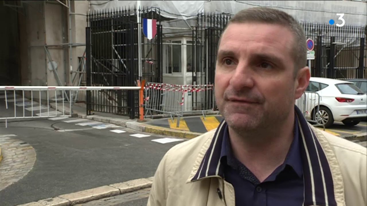 Gilets jaunes : des policiers ont reçu des jets d'excréments