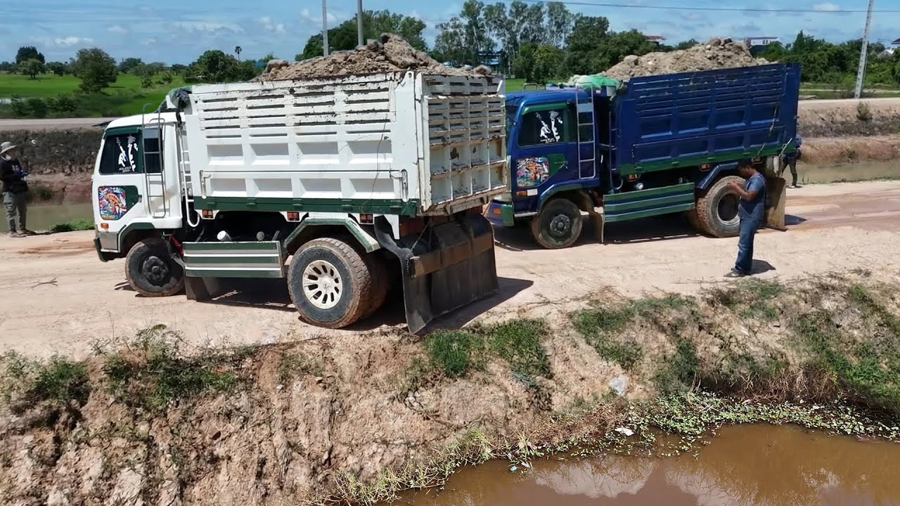 Nicely first process!! 5ton NISSAN trucks filling soil with pushing by dozer KOMATSU