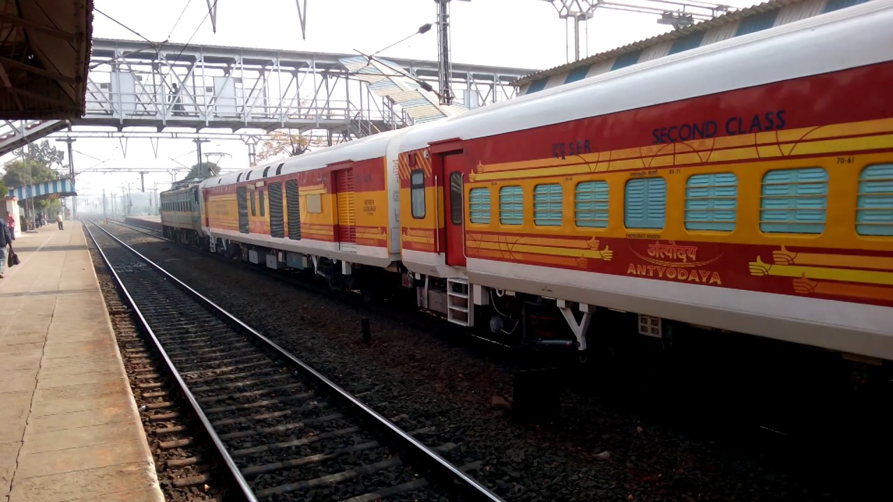 First sight! Antyodaya Express makes a glamorous entry, enjoys flag exchange & steals glances of all