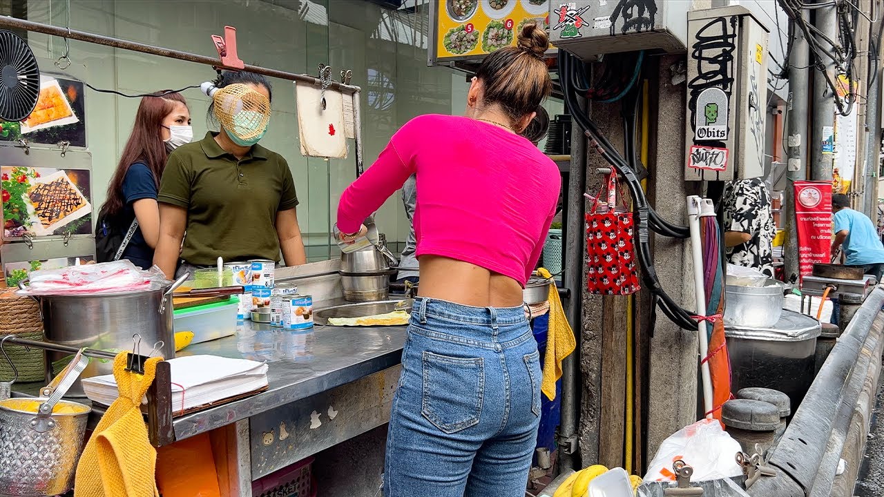 Puy Roti lady and younger sister are baking Butter Roti! - Thailand Street food