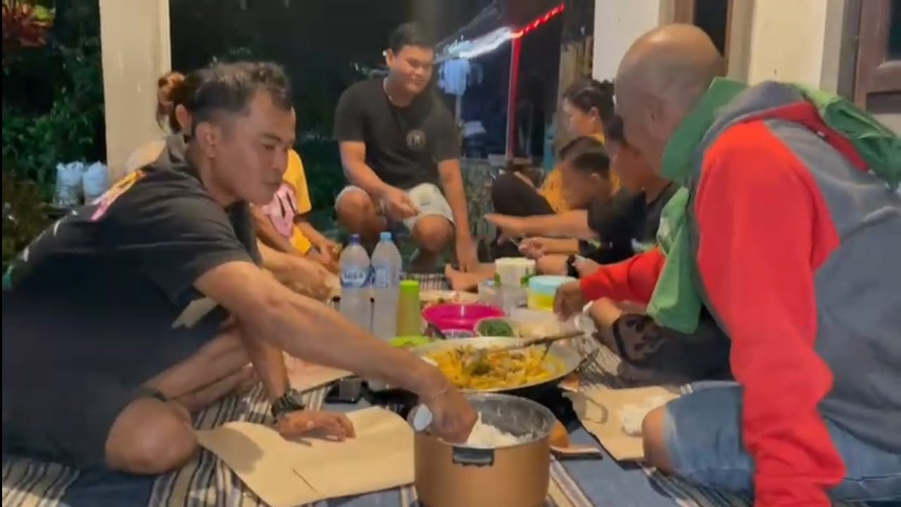 Suasana desa malam hari ngumpul bersama keluarga,bahagia itu sederhana tergantung rasa syukur kita 