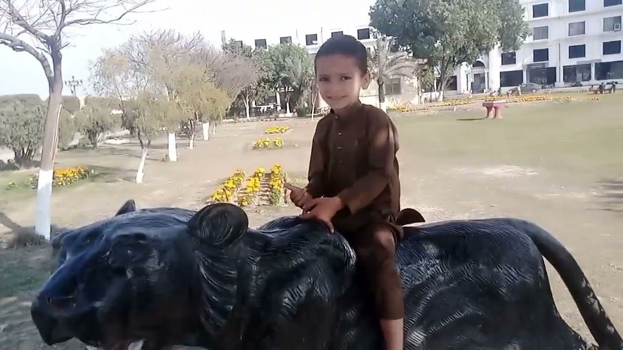 Hasnain Ali injoy kar raha hai Lahore city