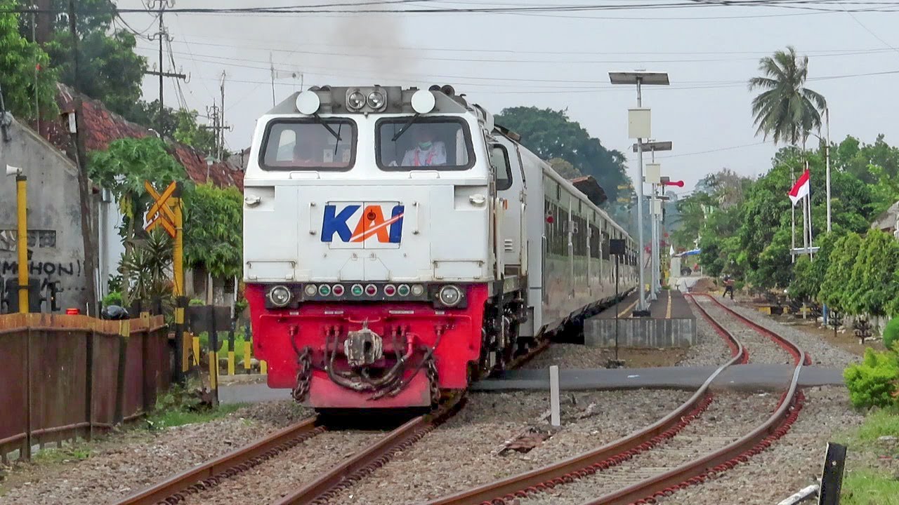 KEDATANGAN DAN KEBERANGKATAN KERETA API DI STASIUN KEPANJEN MALANG