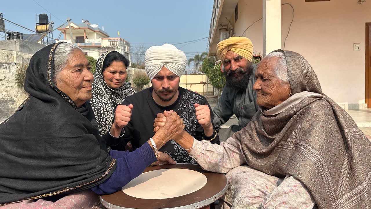 ਅੱਜ ਹੋ ਗਿਆ ਮੁਕਾਬਲਾ ਚੋਟੀ ਦਾ 😂 ਬੇਬੇ ਤੇ ਬੇਬੇ ਦੀ ਸਹੇਲੀ ਦਾ | Arm Wrestling 😅 @HarmanKhosa 