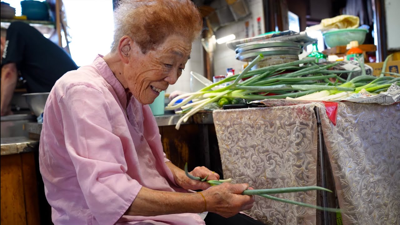 Котлетная миска 86-летней бабушки. Это 100-летний ресторан удон и соба.