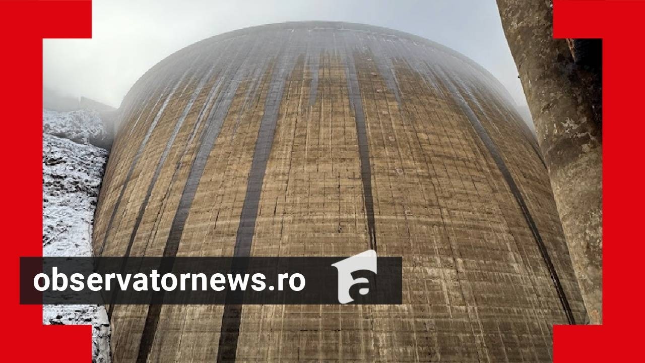 ANIMAŢIE. Operaţiune spectaculoasă la barajul Vidraru: zeci de tone mutate cu elicopterul