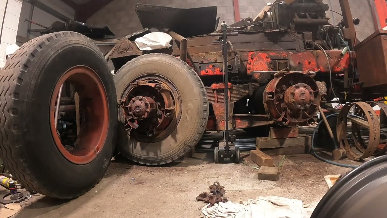 Kenworth C540 Trilex Wheel and Tire Removal - Old School Rims You've Never Seen Before ?