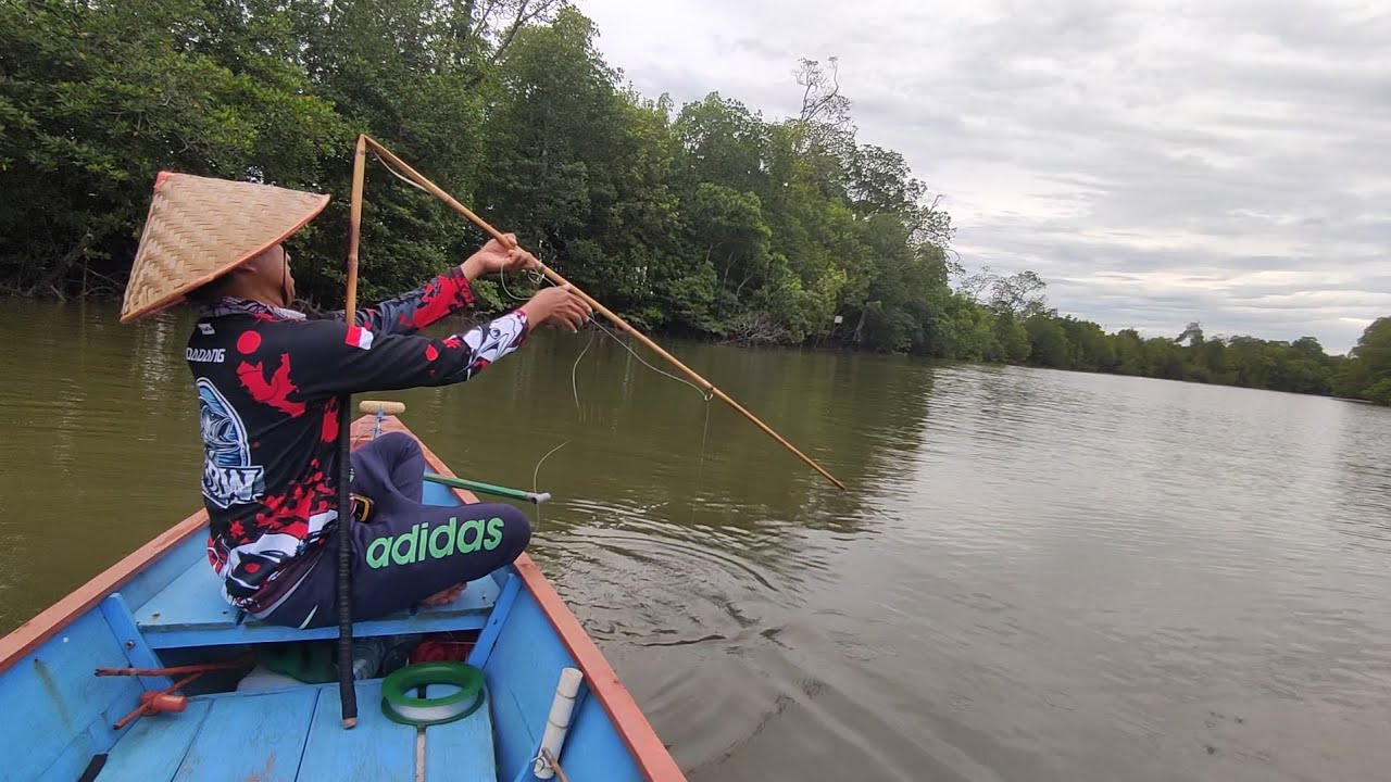 Alhamdulillah luar biasa hasil ikan hari ini sampai joran bambu ini patah ditarik kakap