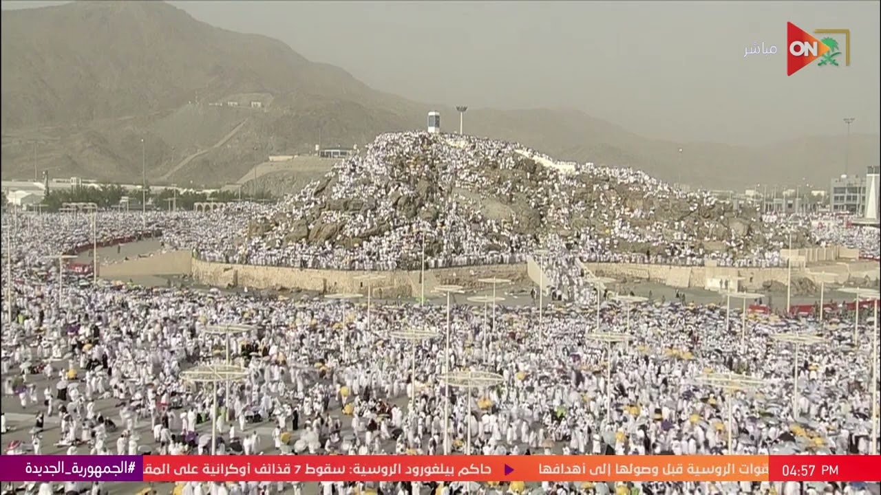 حجاج بيت الله الحرام يصعدون إلى جبل عرفات لأداء ركن الحج الأعظم