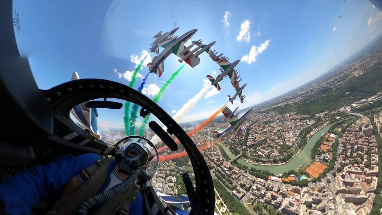 POV di un pilota delle Frecce Tricolori mentre sorvolano il centro di Roma