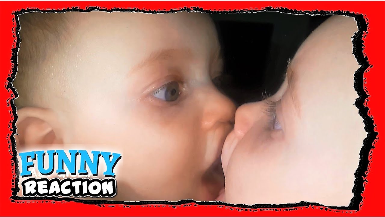 Neonata si Bacia allo Specchio😂Video Divertentissimo - Prova a non Ridere - Baby looks in the mirror