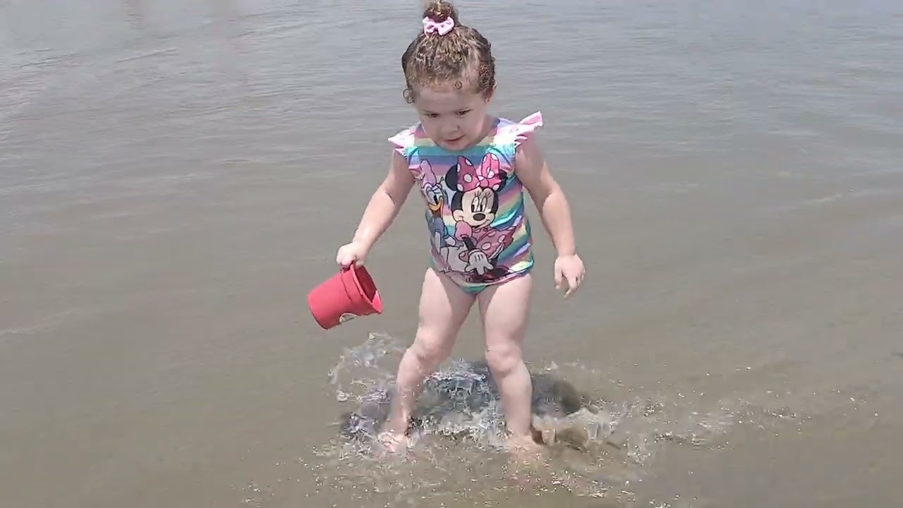 Rebeca perdeu o medo da praia 