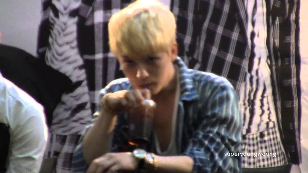 [Fancam] 140811 JYJ Fansign - JJ taste his coffee