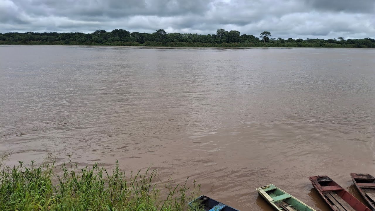 O rio tá correndo muito. 