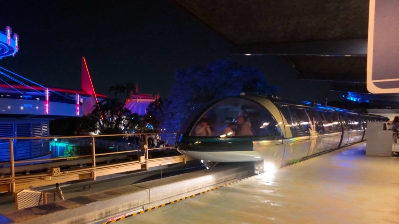 Disneyland Monorail System - Disneyland Park - [4K 60FPS]
