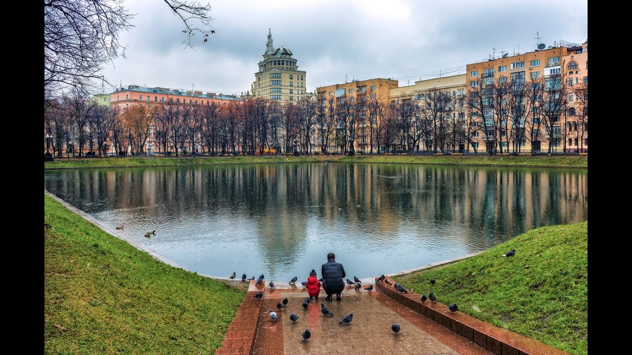 Патрики - элитный и дорогой район Москвы / Patriarch Ponds is the most expensive district of Moscow.