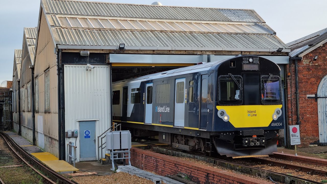 Island Line class 484s, 484004 and 484001 shunting around Ryde depot 09/12/2021