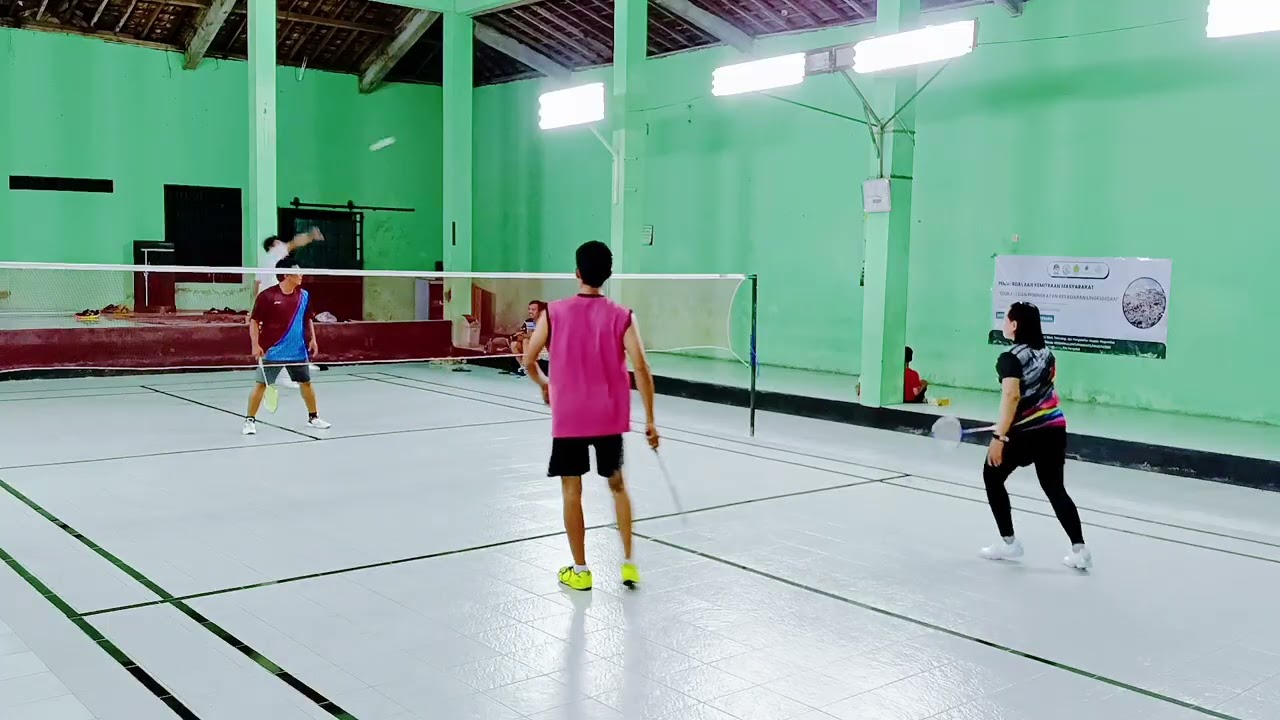 GEMAS! ADU SMASH NYANGKUT LUPUT 🤣🤯  #badminton #bulutangkis #happy #health #fun #fyp #olahragasantai