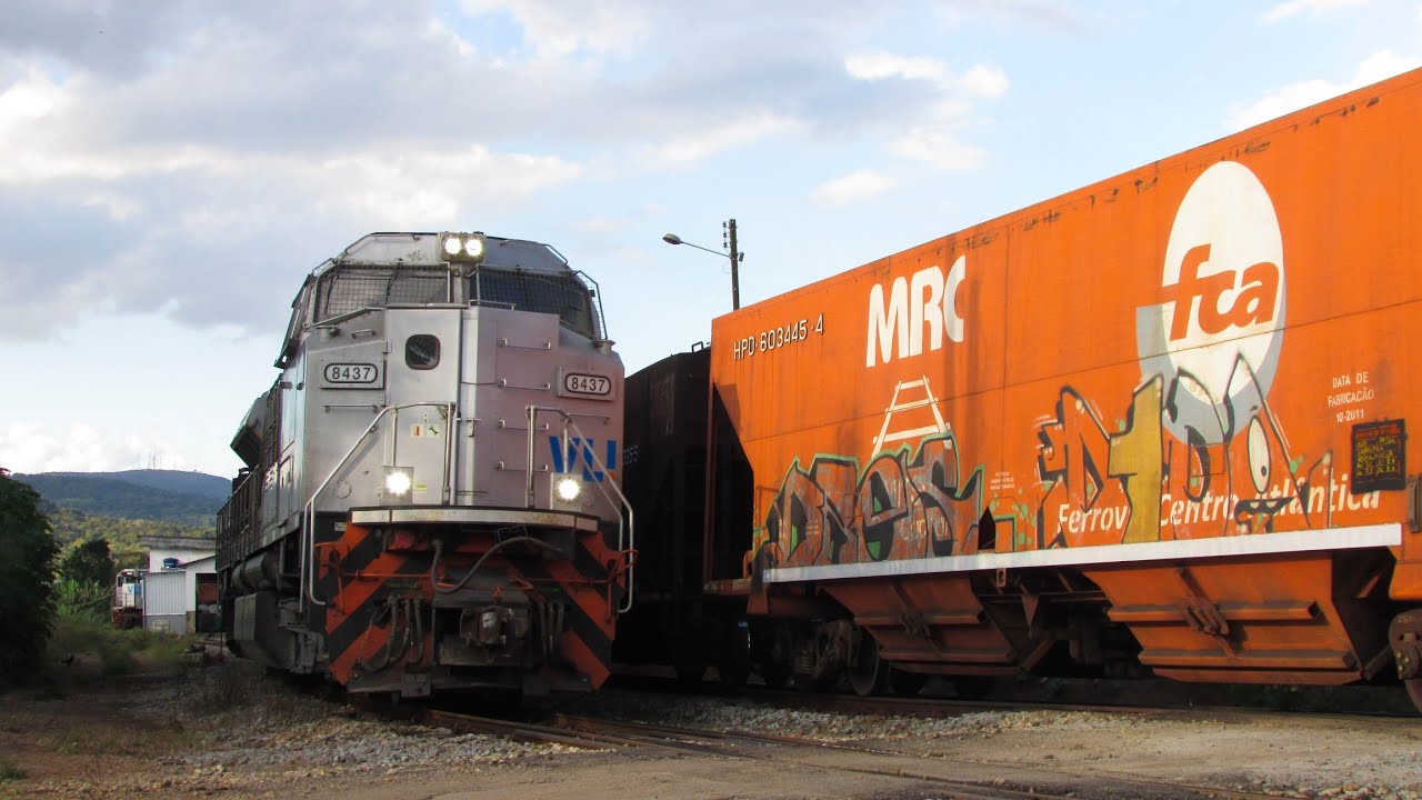Cruzamento de trens no pátio de Azurita com locomotivas SD70ACe-BB e Dash-9 VL!