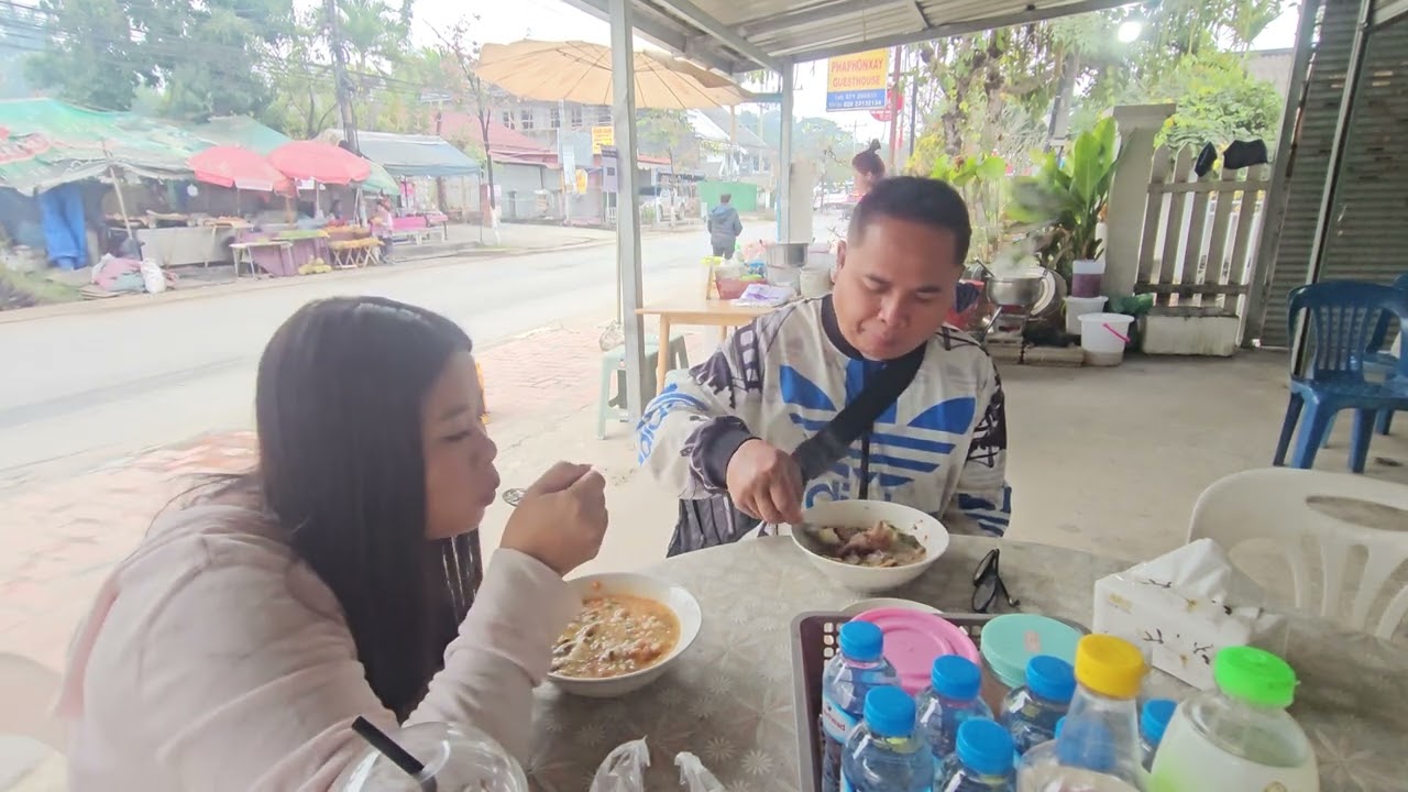 นั่งกันไปคุยกันไป เที่ยวหลวงพระบางสไตล์เก่า กินอาหารเช้าแม่ค้า ข้าวเปียกข้าว
