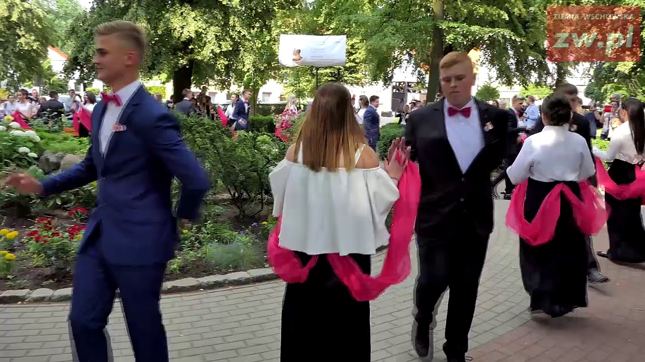 Polonez w wykonaniu uczniów 3 klasy Gimnazjum im  Noblistów Polskich w Szlichtyngowej